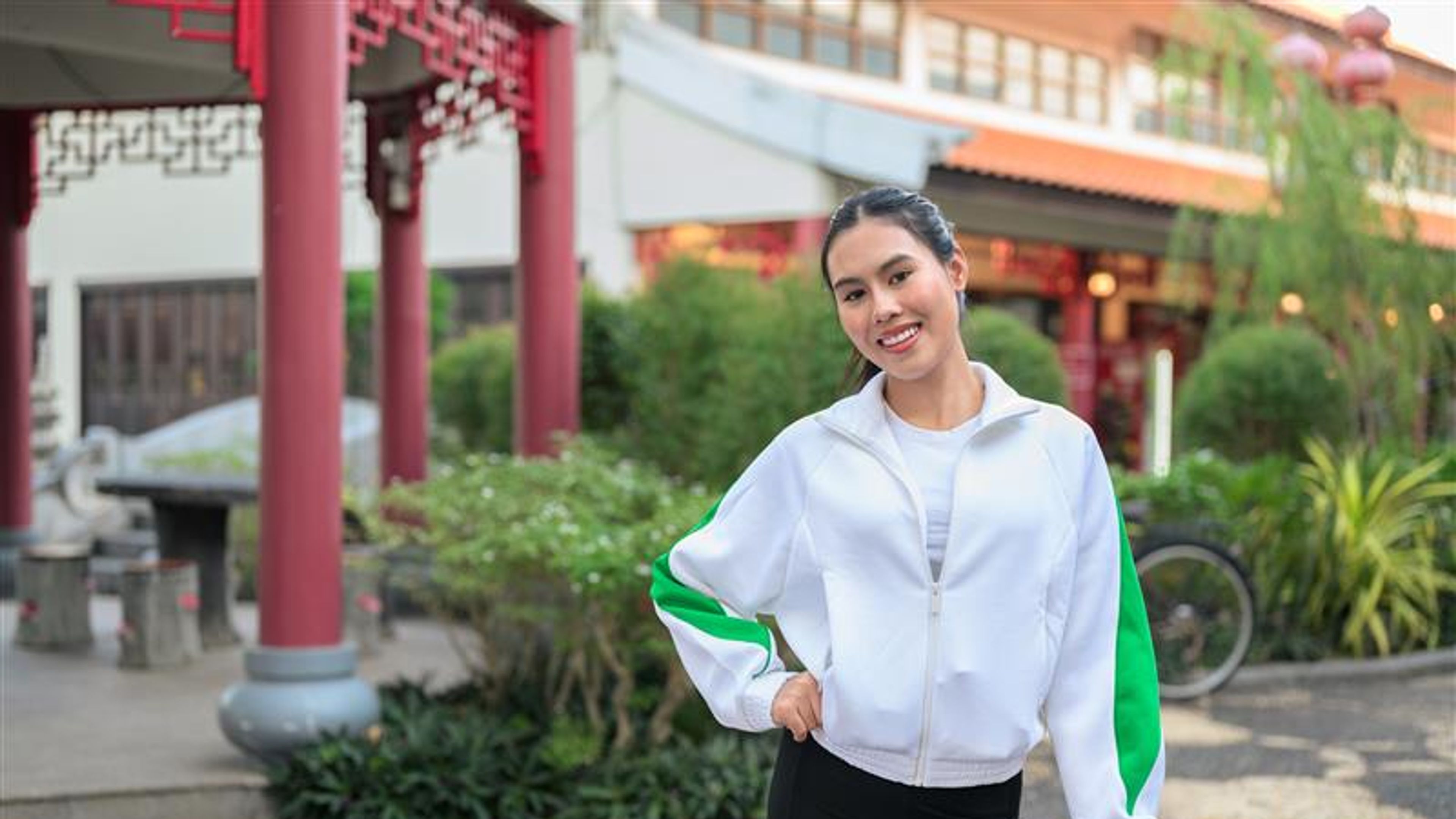 A woman in casual fit